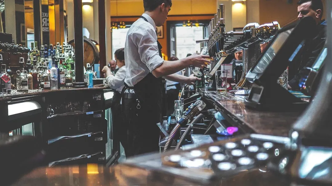 Tipping the Same Amount Regardless of Service Quality or Complexity (Image Credits: Unsplash)