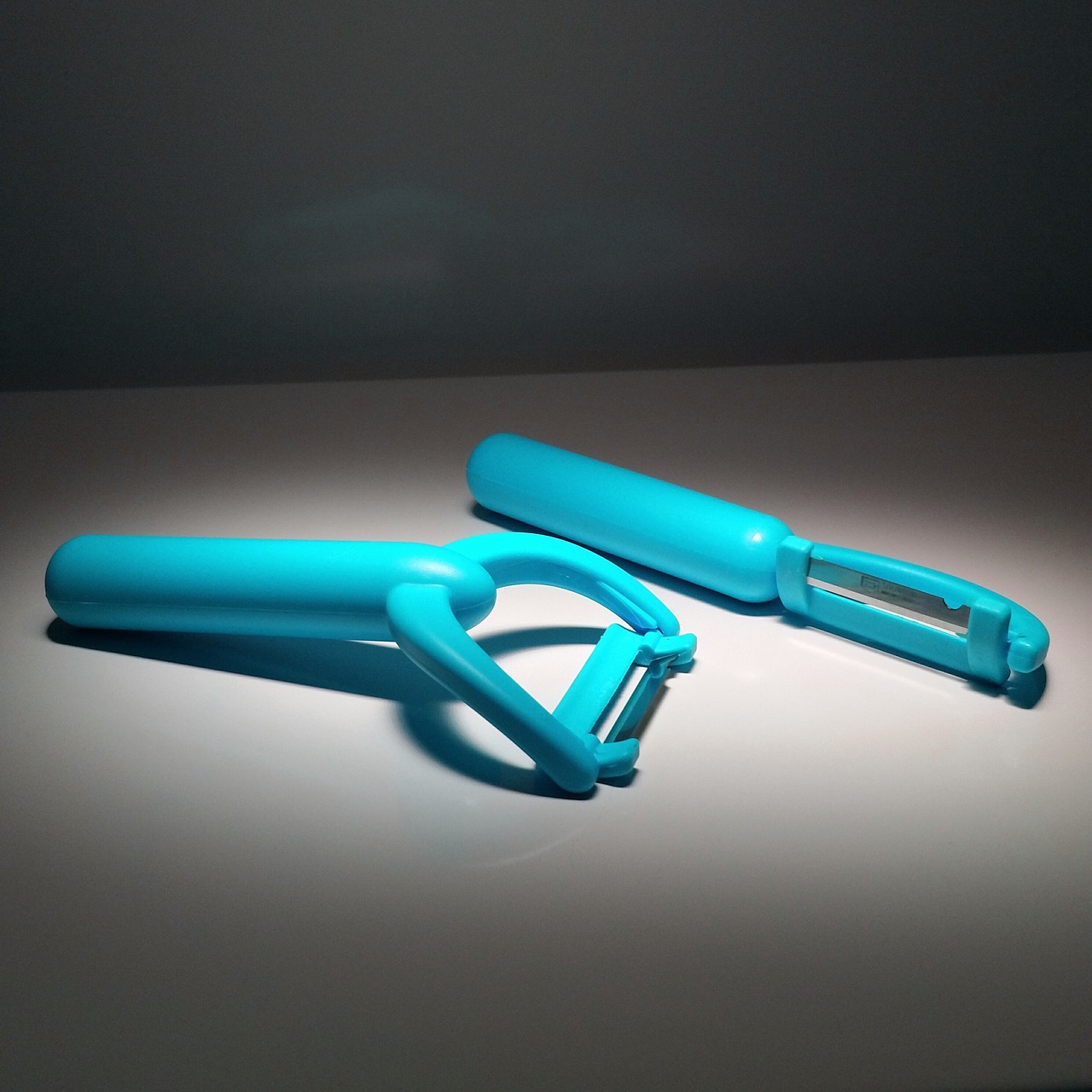 Traditional Manual Vegetable Peelers: Slippery Slope to Injury (image credits: pixabay)