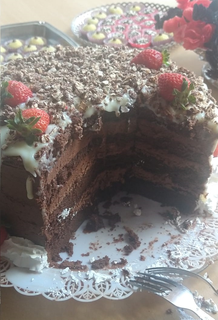 Layered Cakes: Artistry on a Plate (image credits: wikimedia)