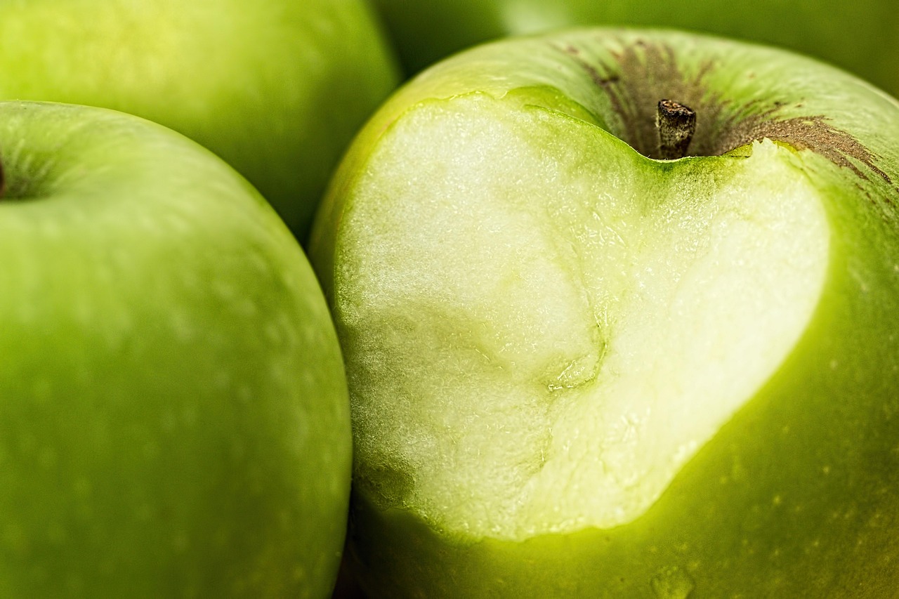 Apples: The Crunchy, Guilt-Free Snack (image credits: pixabay)