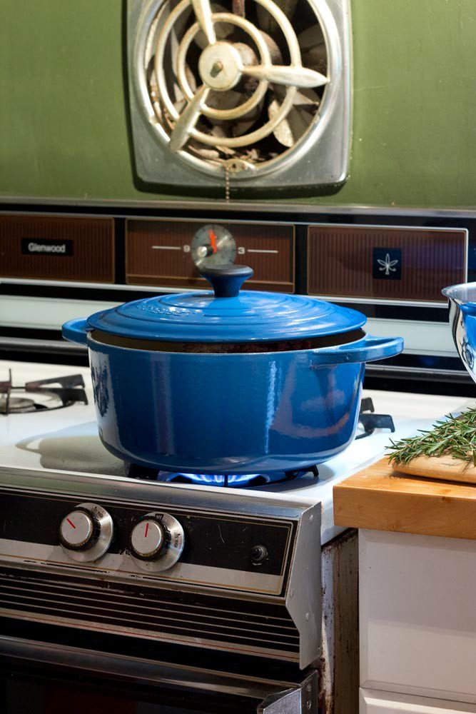 Le Creuset Cast Iron Dutch Ovens (Image Credits: Flickr)