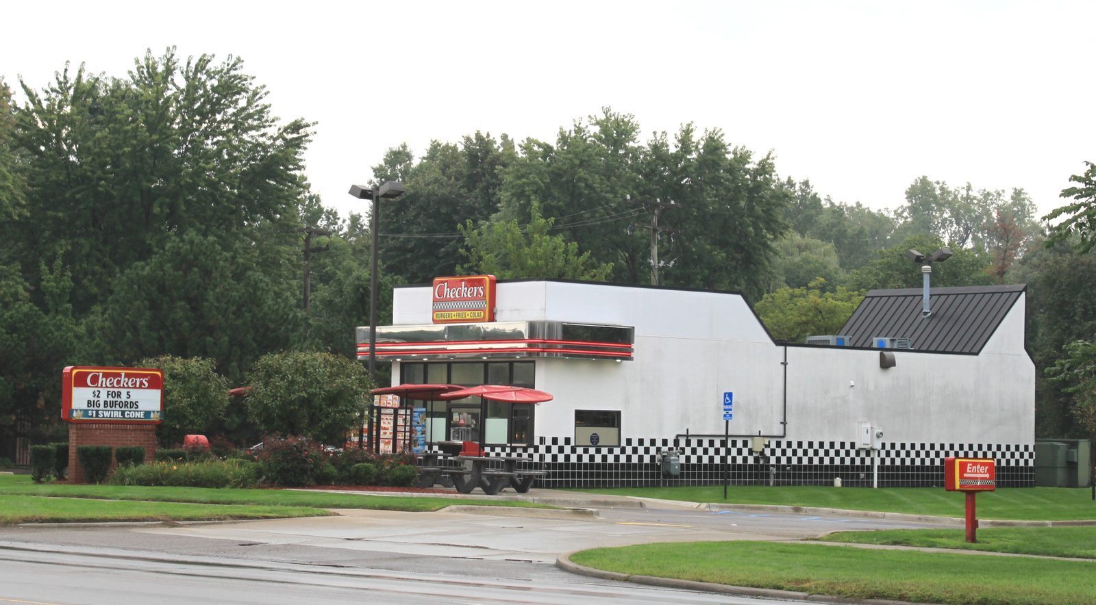 Checkers & Rally's Combo Deals (Image Credits: By Dwight Burdette, CC BY 3.0, https://commons.wikimedia.org/w/index.php?curid=16434969)