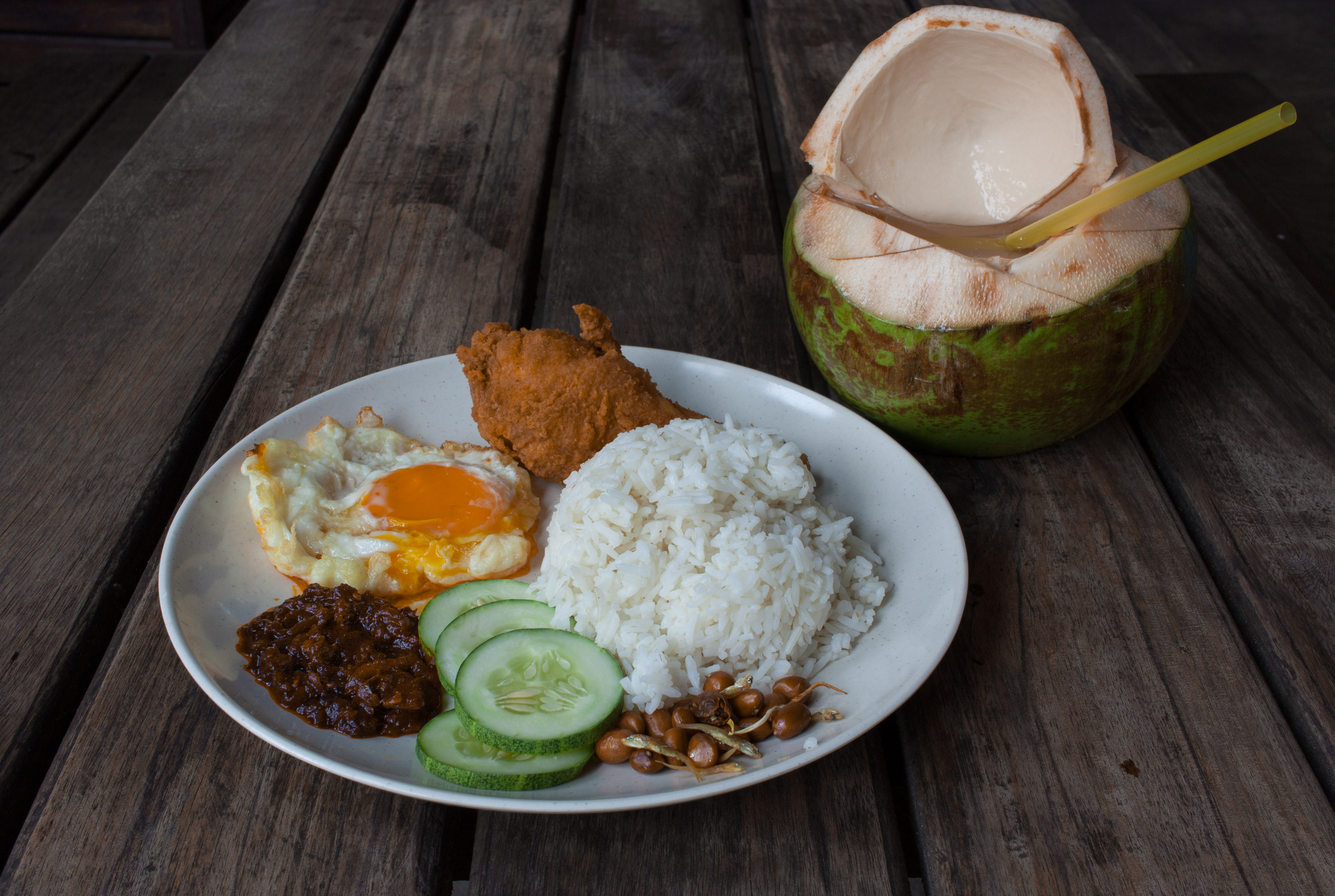 Malaysian Nasi Lemak – Coconut Rice Paradise (image credits: By مانفی, CC BY-SA 4.0, https://commons.wikimedia.org/w/index.php?curid=43555269)