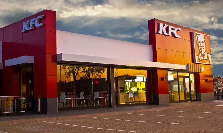 9. KFC: Fried Chicken That Lost Its Crown (By Blixempie, CC BY-SA 4.0)
