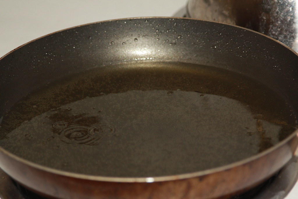 Adding Oil to Cold Pans (Image Credits: Flickr)