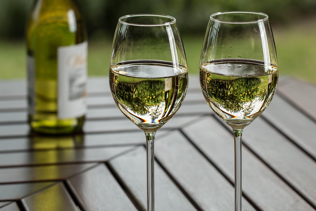 White Wine (More Acidic Than Red!) (image credits: pixabay)