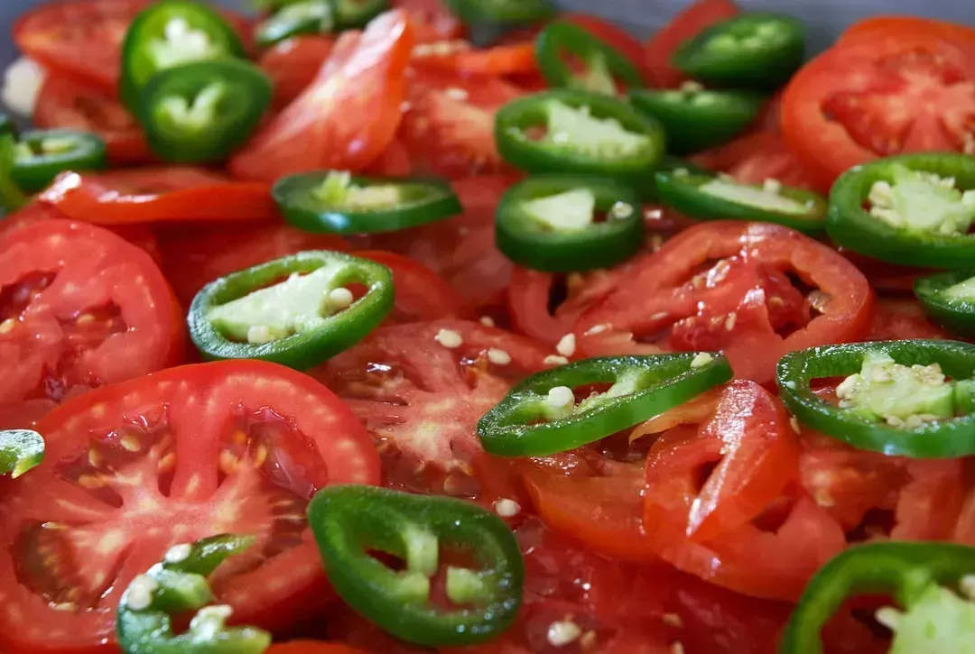 8. Tomato-Based Bean Chili - The Budget Crowd-Pleaser With Real Science Behind It (Image Credits: Unsplash)