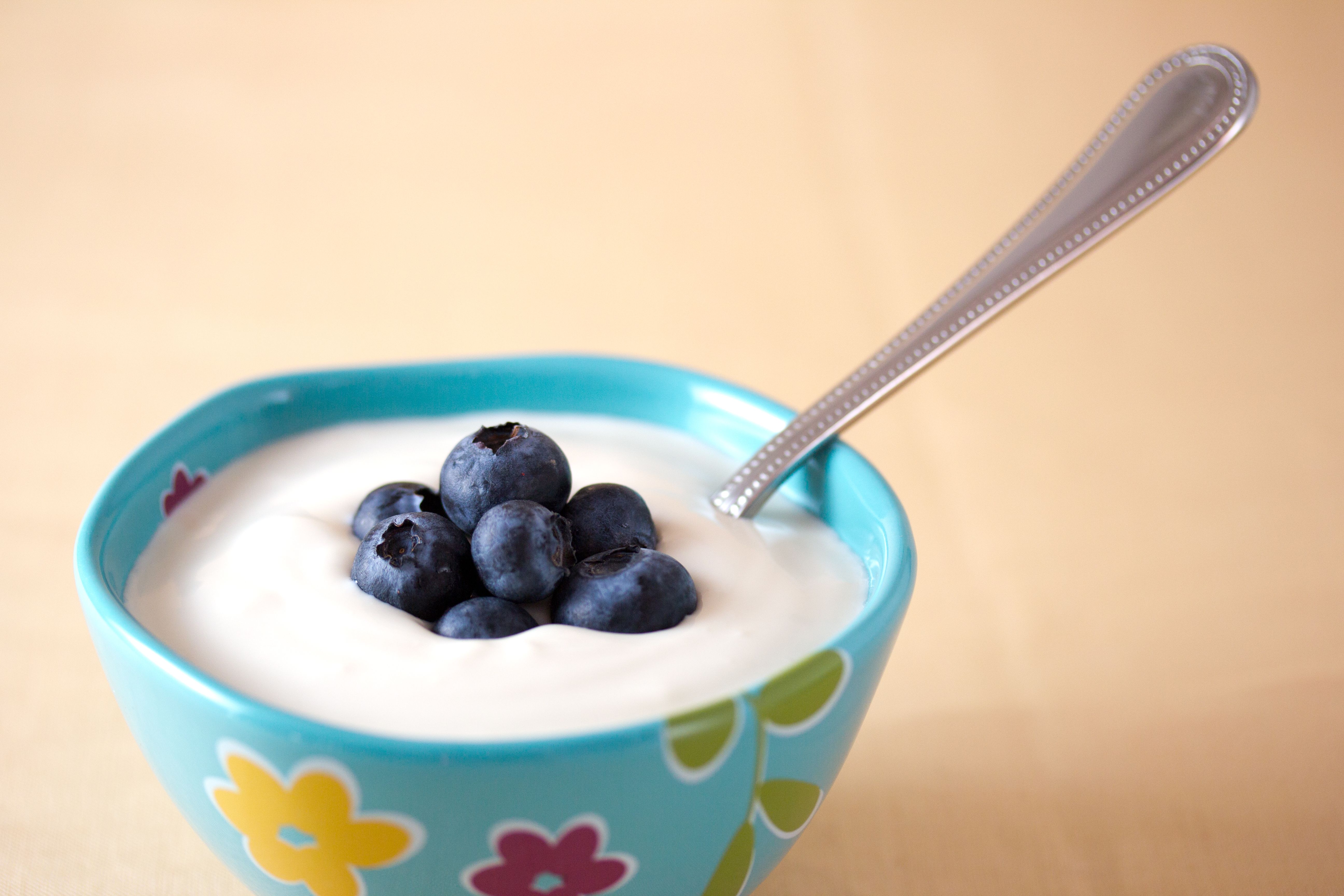 1. Greek Yogurt with Berries: Creamy Powerhouse Against High Blood Pressure (image credits: wikimedia)