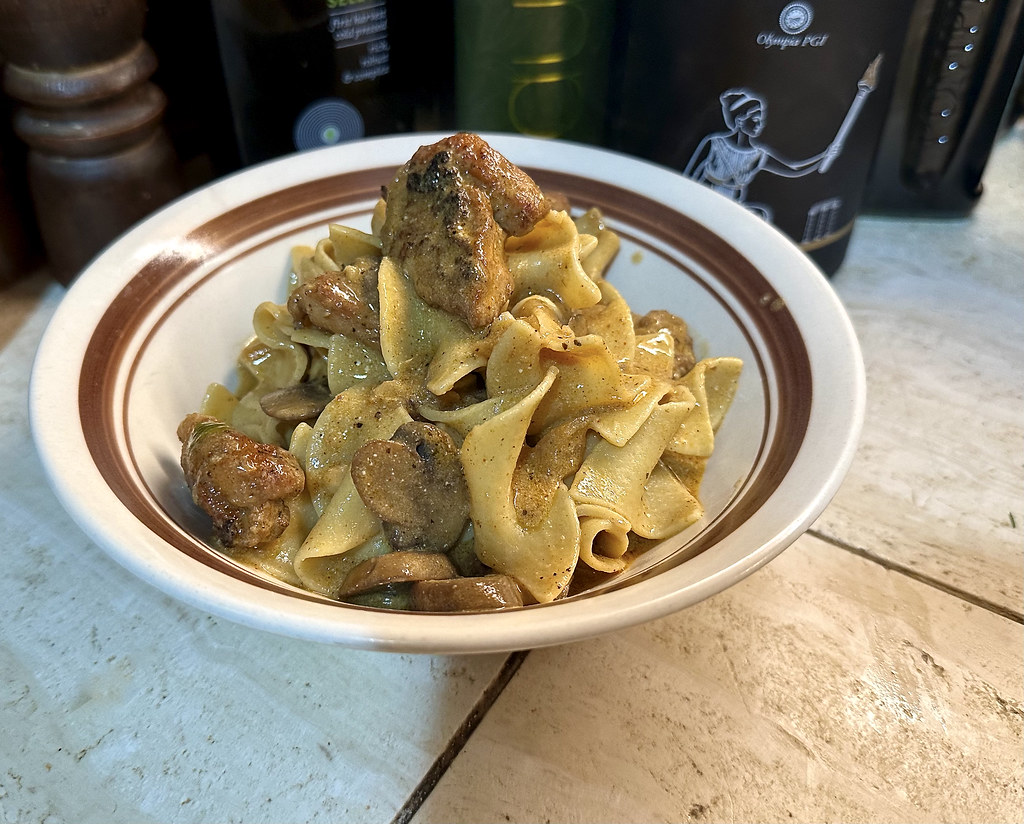 Chicken Stroganoff That Rivals the Classic (image credits: flickr)