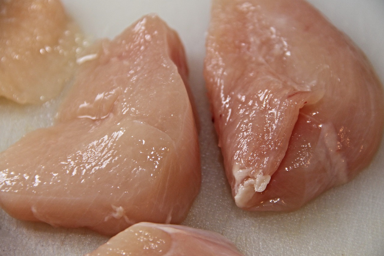 Washing Raw Chicken Spreads Dangerous Bacteria Around Your Kitchen (image credits: pixabay)