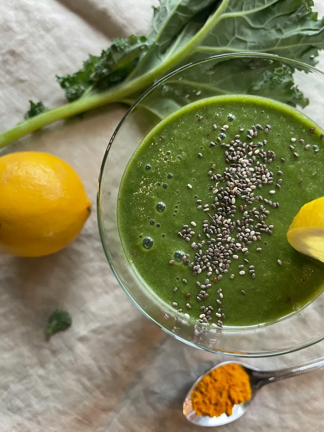 1. Kale: The Green Smoothie Problem (Image Credits: Unsplash)