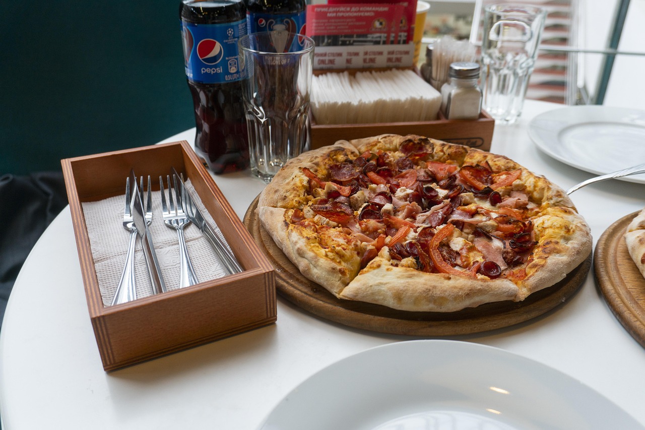 Pizza: A Sodium and Fat Bomb (image credits: pixabay)