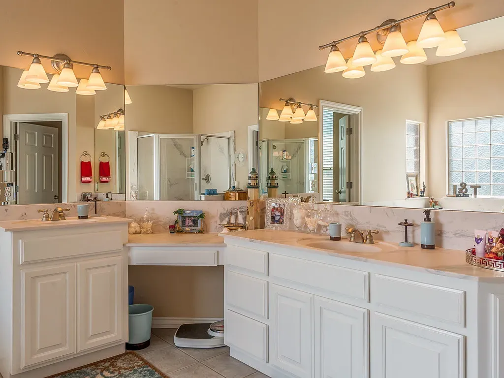 8. Oversized Kitchen Islands in Small Spaces (Image Credits: Flickr)