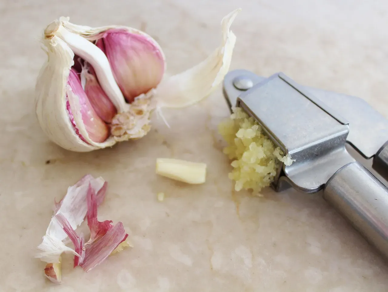 Garlic Presses Save Prep Time Without Compromising Flavor (Image Credits: Pixabay)