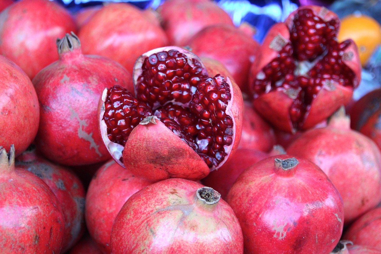 7. Pomegranates: Antioxidant-Rich Powerhouses (image credits: pixabay)