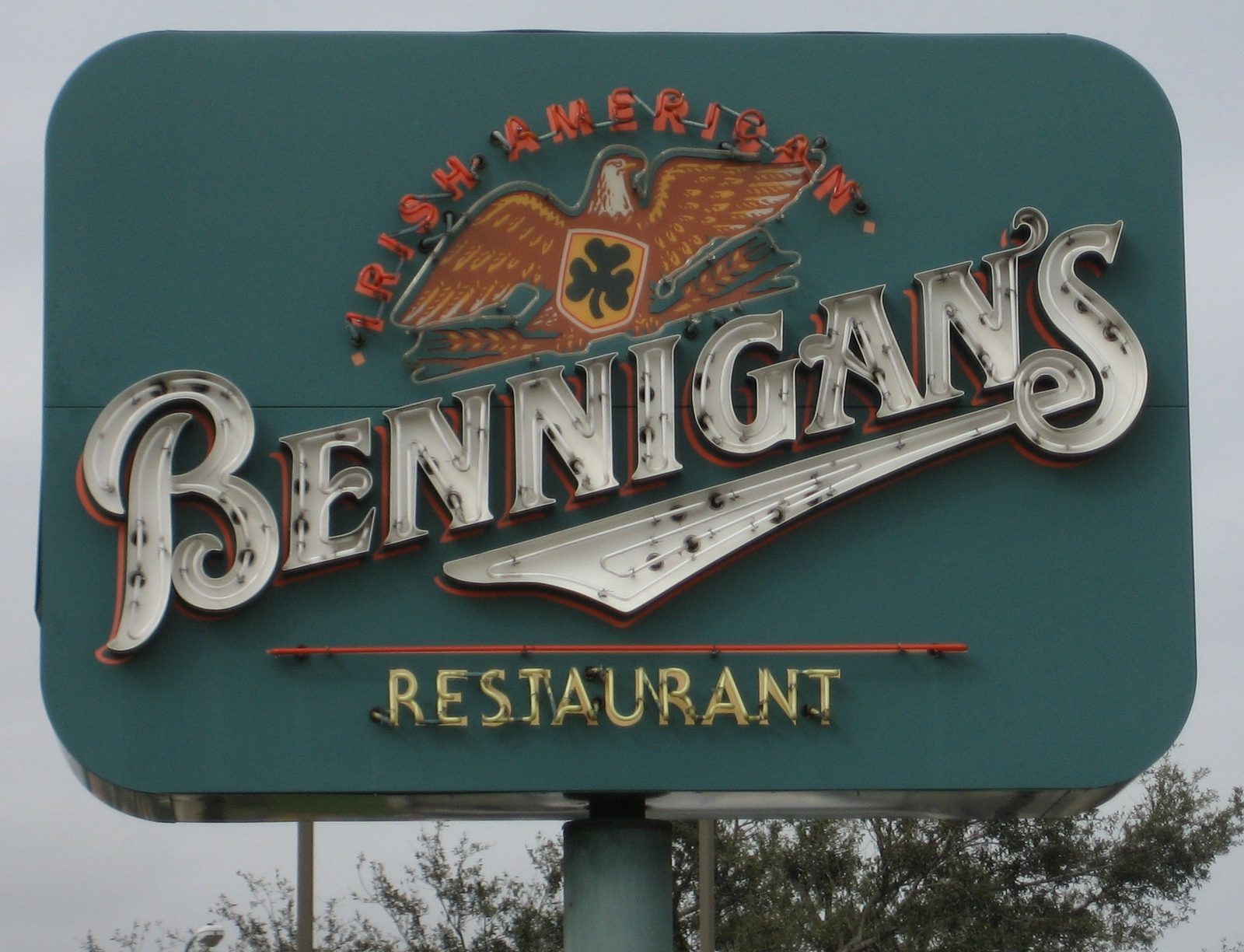 Bennigan's: The Irish Pub Making Its Triumphant Return (Image Credits: Wikimedia)