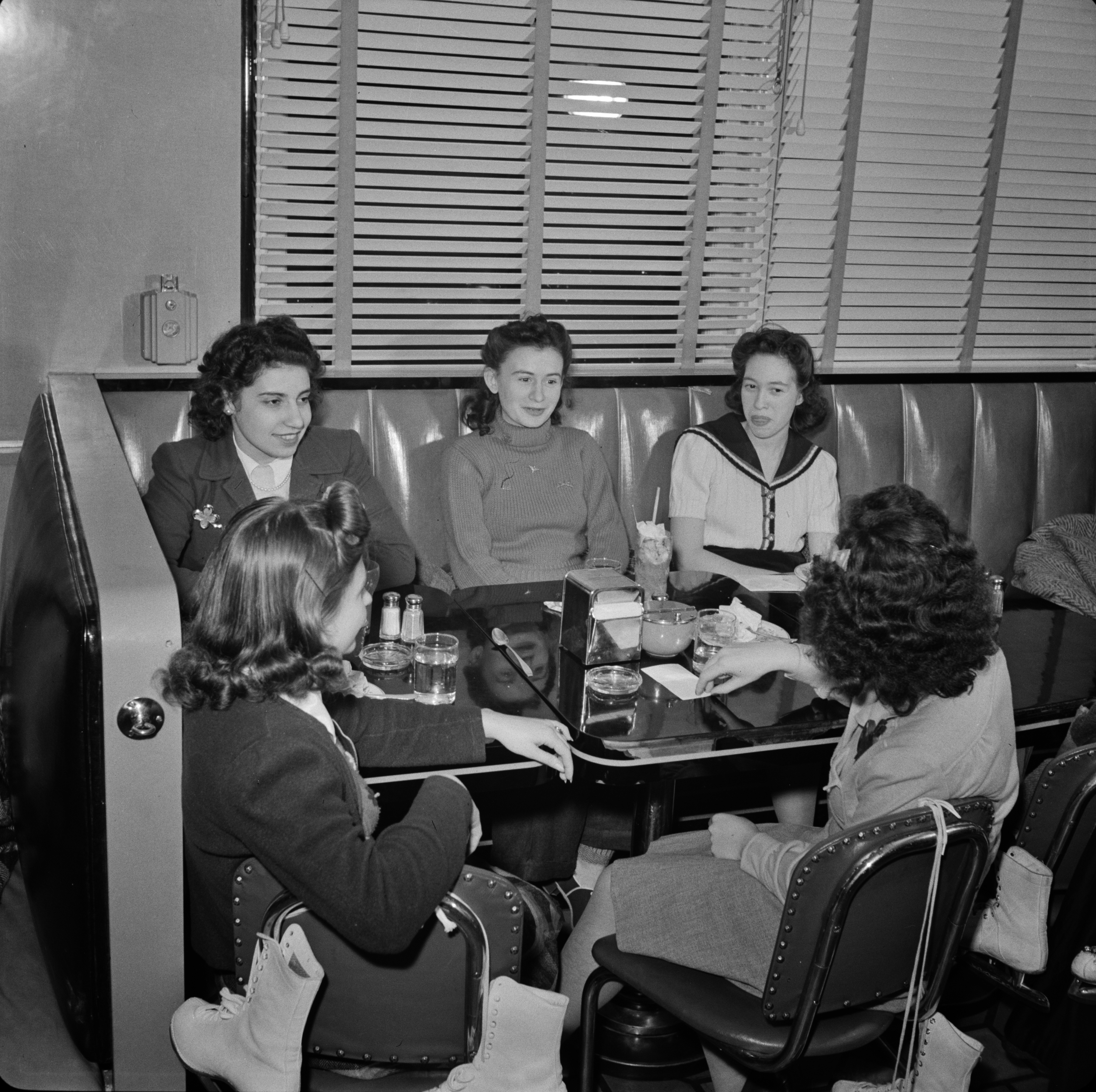 Hot Shoppes - The Family Dining Destination (image credits: wikimedia)