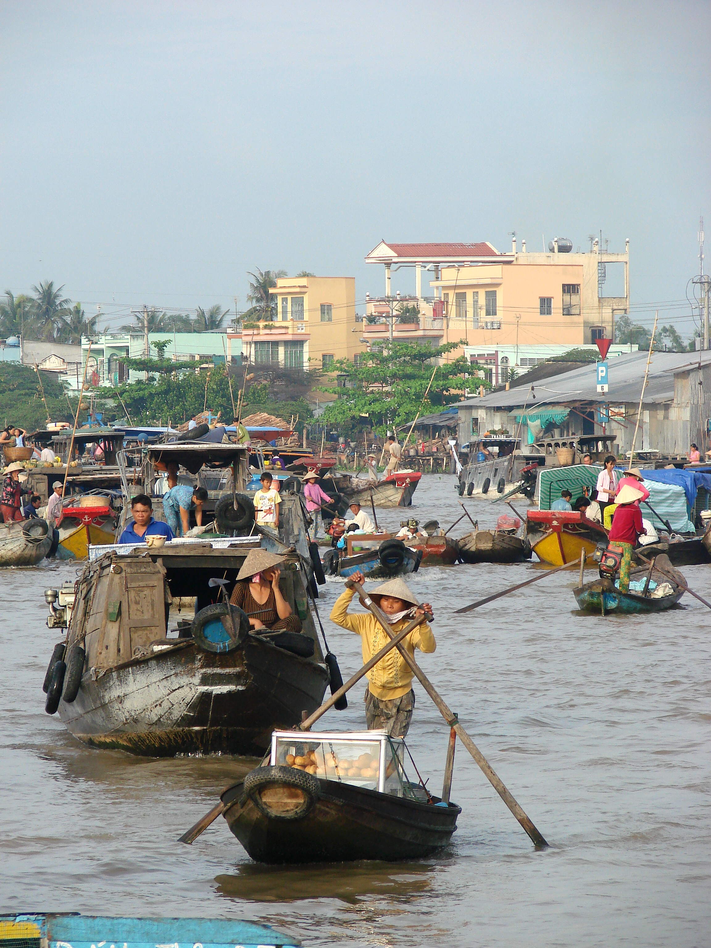 Vietnam's Can Tho Floating Market: The Original Drive-Through (image credits: wikimedia)