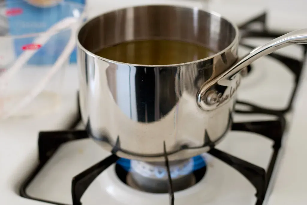 Restaurant Stoves Generate Heat Your Home Range Can't Match (Image Credits: Flickr)