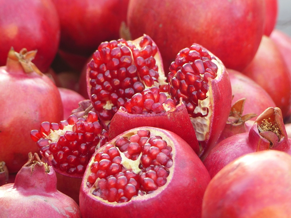Pomegranates: A Juicy Dilemma (image credits: rawpixel)