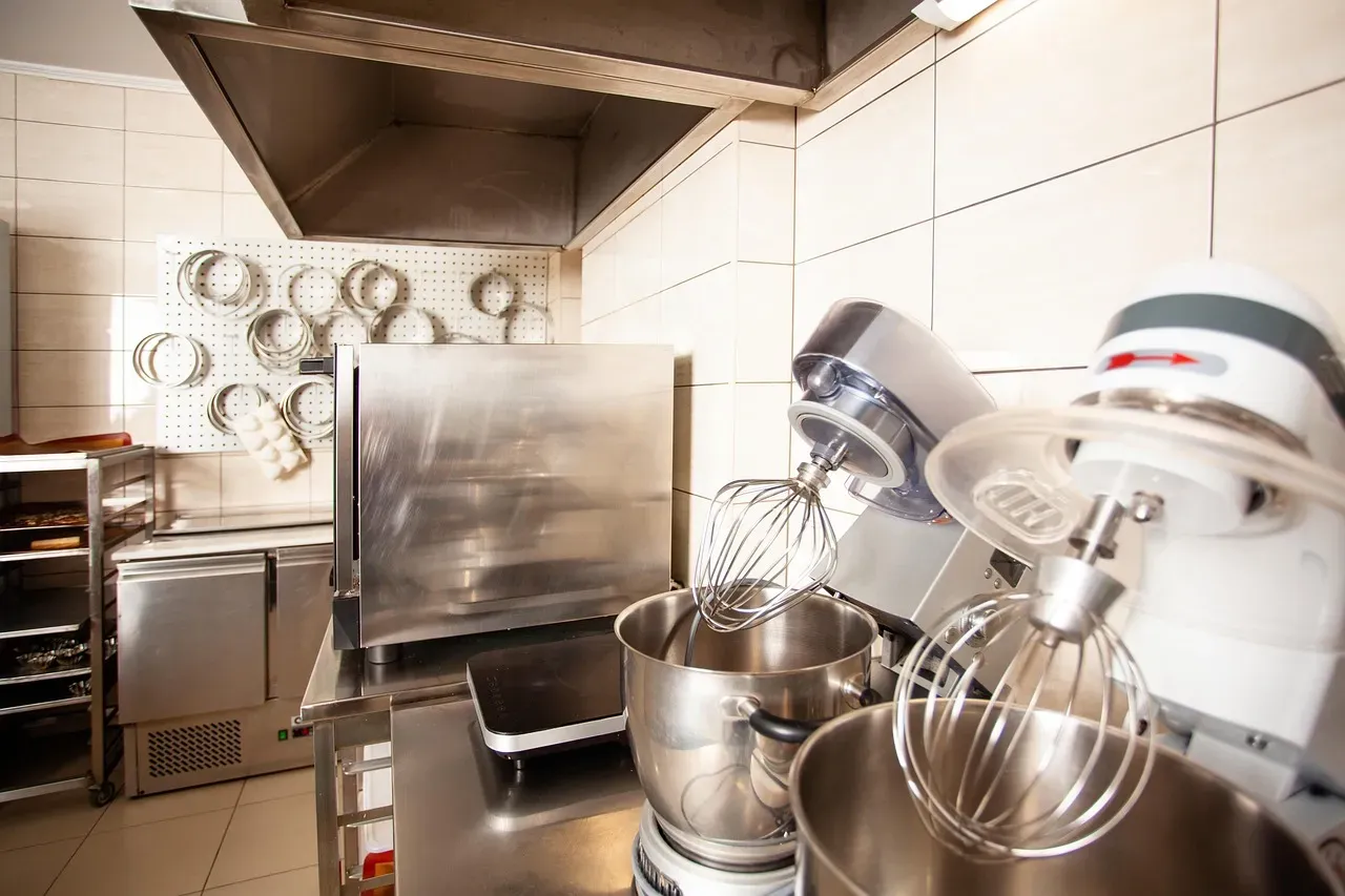 Exposed Stainless Steel Range Hoods (Image Credits: Pixabay)