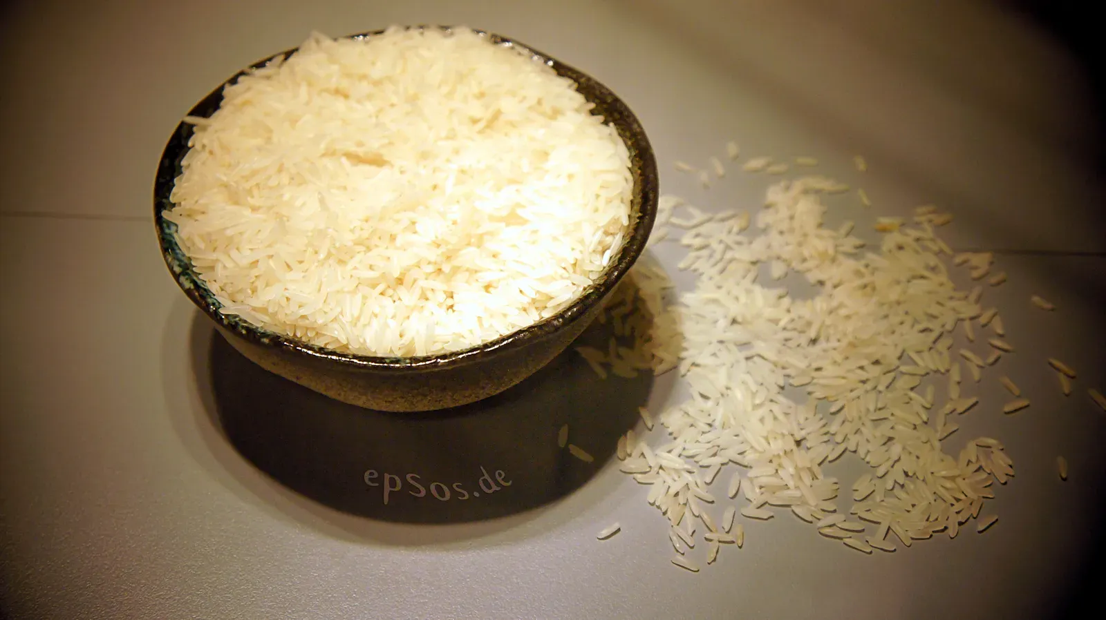 2. White Rice: The Stretch-Every-Meal Powerhouse (Image Credits: Wikimedia)