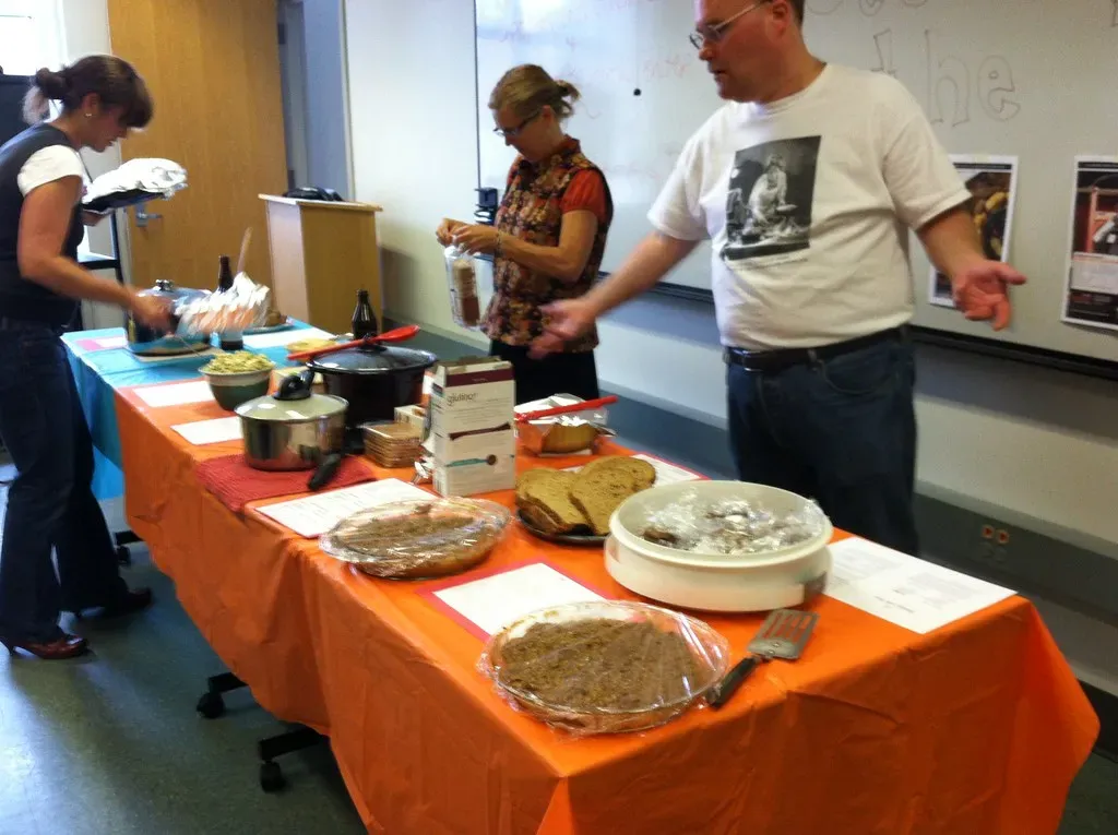 6. Gluing Your Eyes to Your Phone All Evening (Image Credits: Flickr)