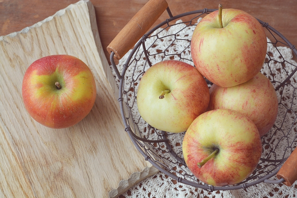 Apples: Everyday Fruit with Heart-Healthy Fiber (image credits: rawpixel)