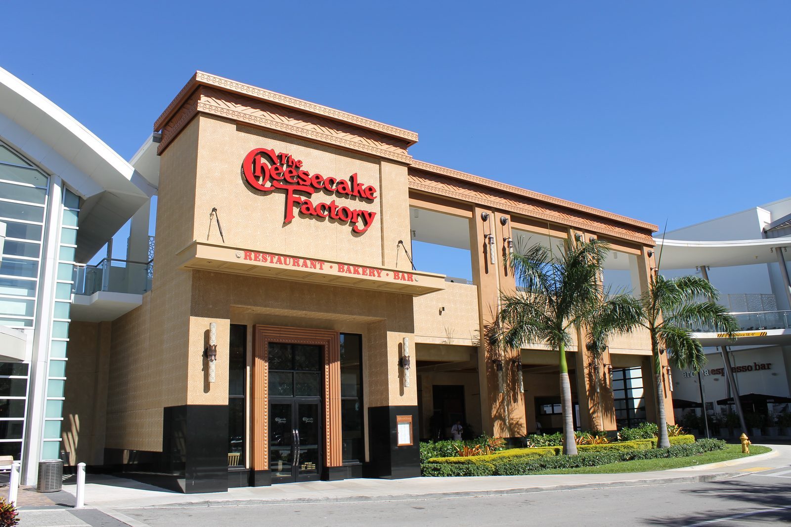The Cheesecake Factory: Where Massive Menus Meet Massive Bills (Image Credits: Wikimedia)