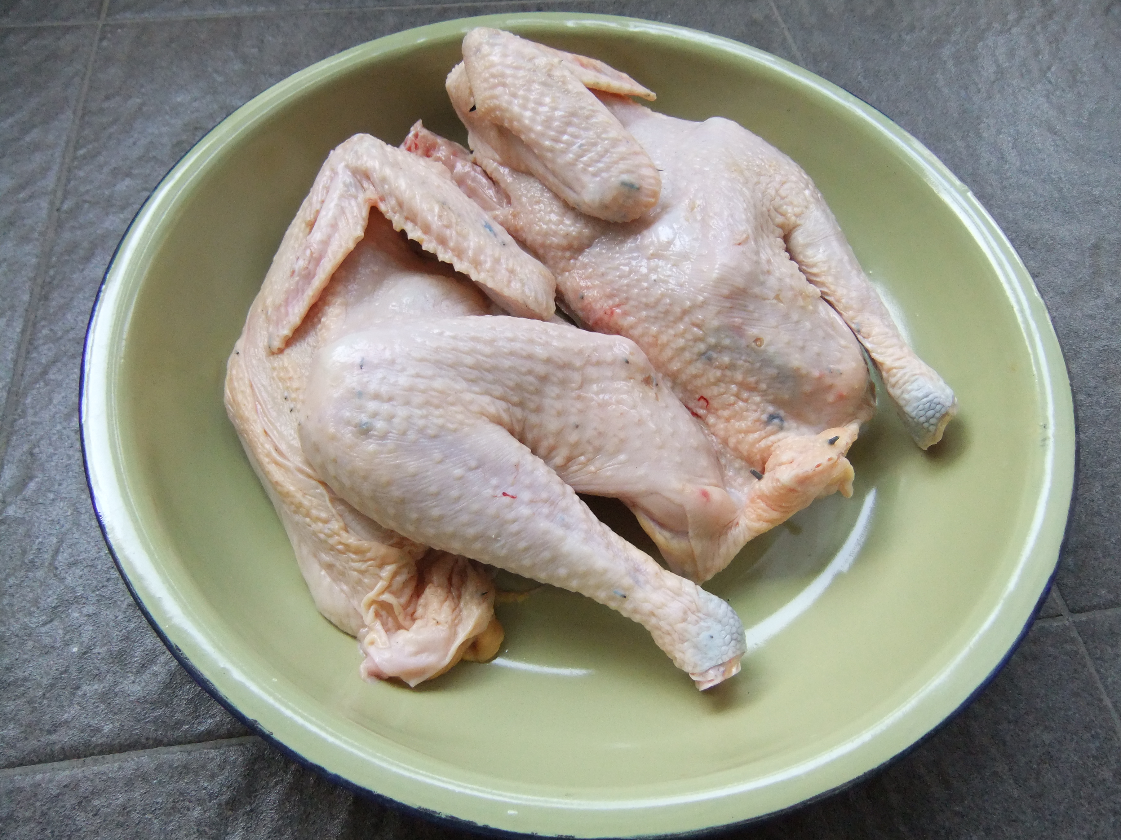 Washing Chicken Before Cooking Sets Off Kitchen Wars (image credits: By Sakurai Midori, CC BY 3.0, https://commons.wikimedia.org/w/index.php?curid=8457907)