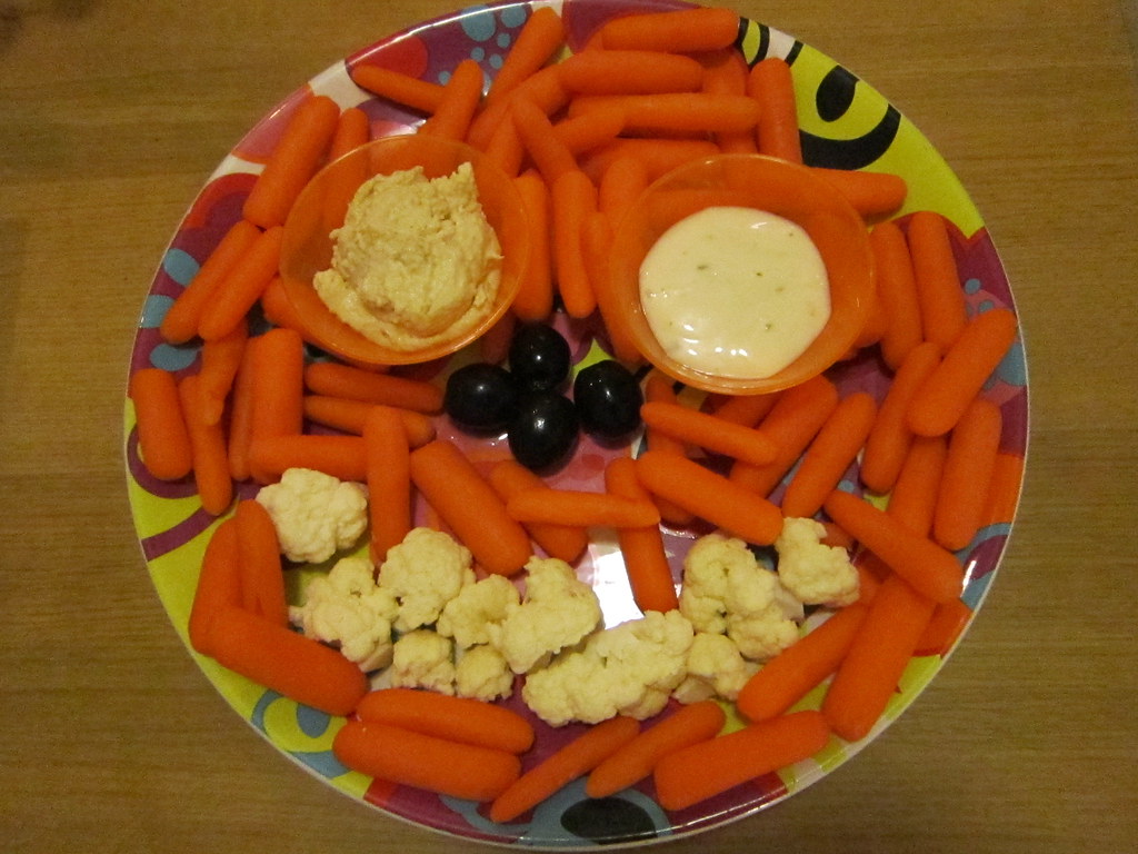 Spooky Veggie Tray With Halloween Flair (Image Credits: Flickr)