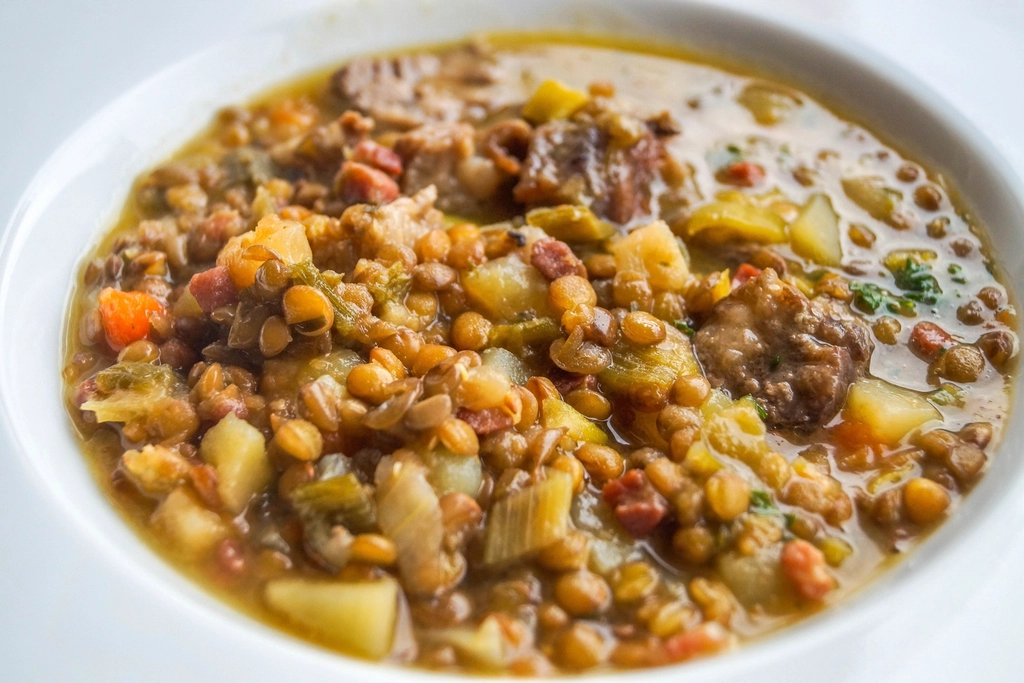 Lentil and Vegetable Curry (Image Credits: Rawpixel)