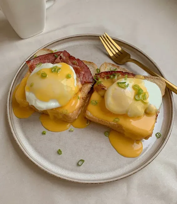 2. Eggs Benedict During a Brunch Rush (Image Credits: Pexels)