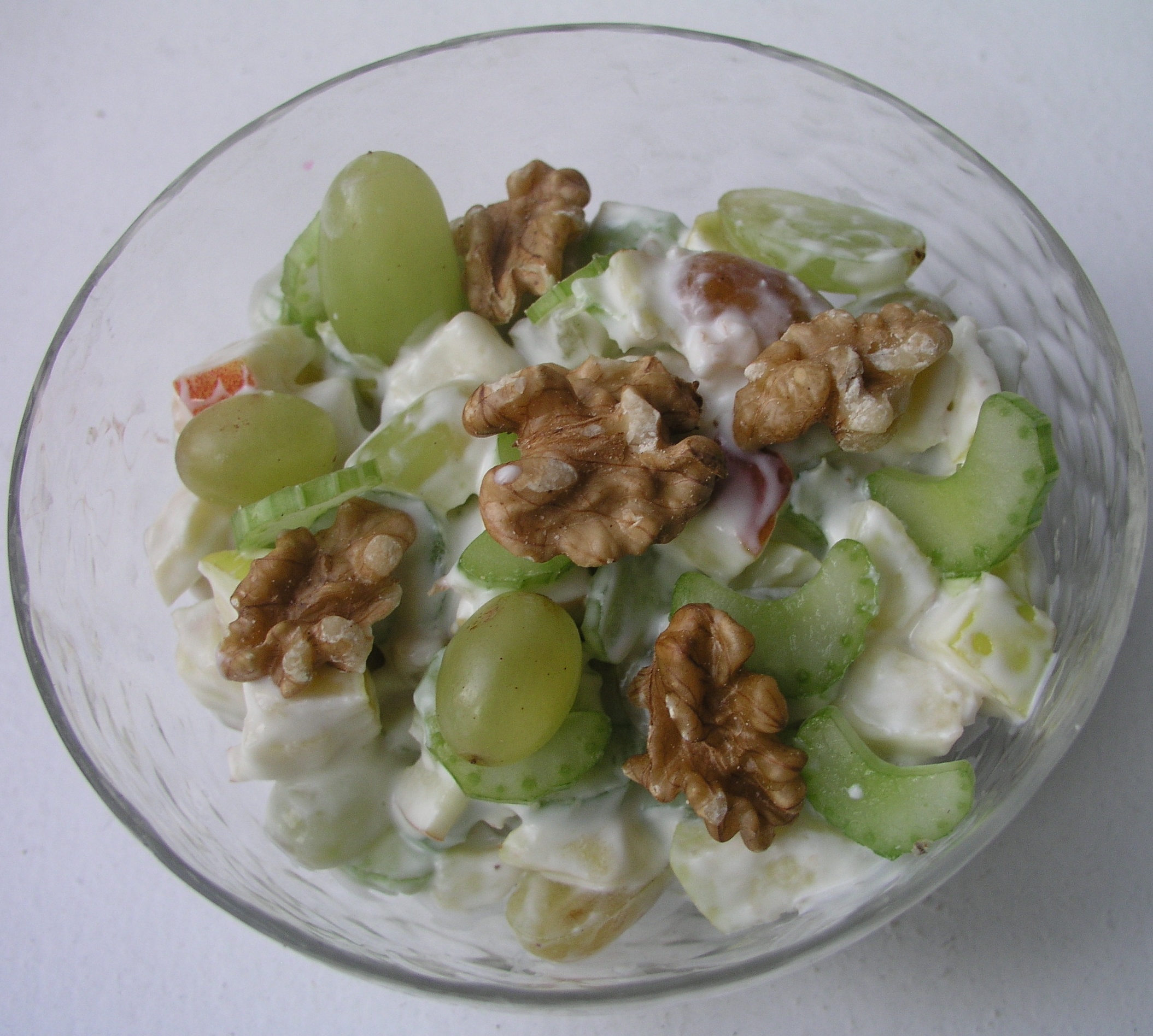 Waldorf Salad: The Hotel Classic That Lost Its Sophistication (image credits: By Nillerdk, CC BY 3.0, https://commons.wikimedia.org/w/index.php?curid=4190286)