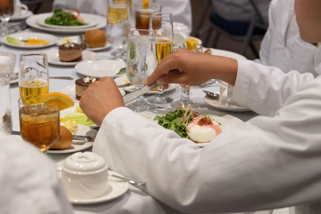 No Elbows on the Table (Image Credits: Rawpixel)