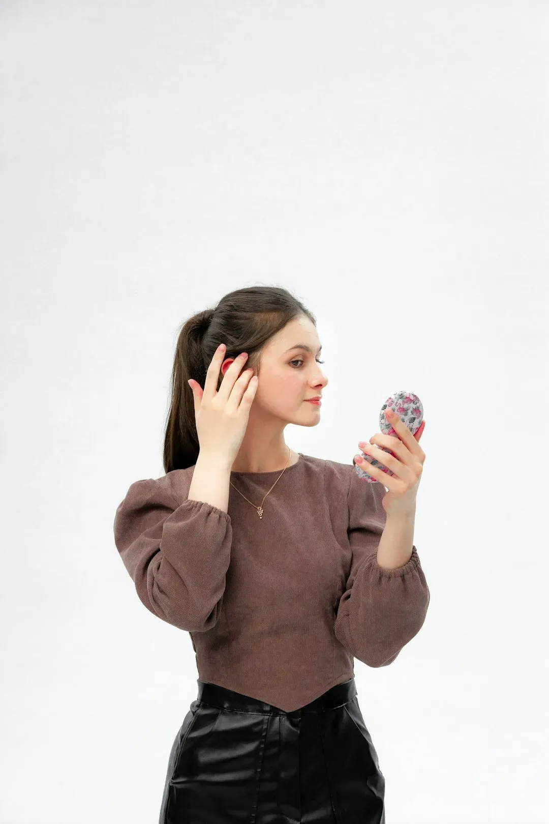 Proper Phone Etiquette and Undivided Attention (Image Credits: Unsplash)