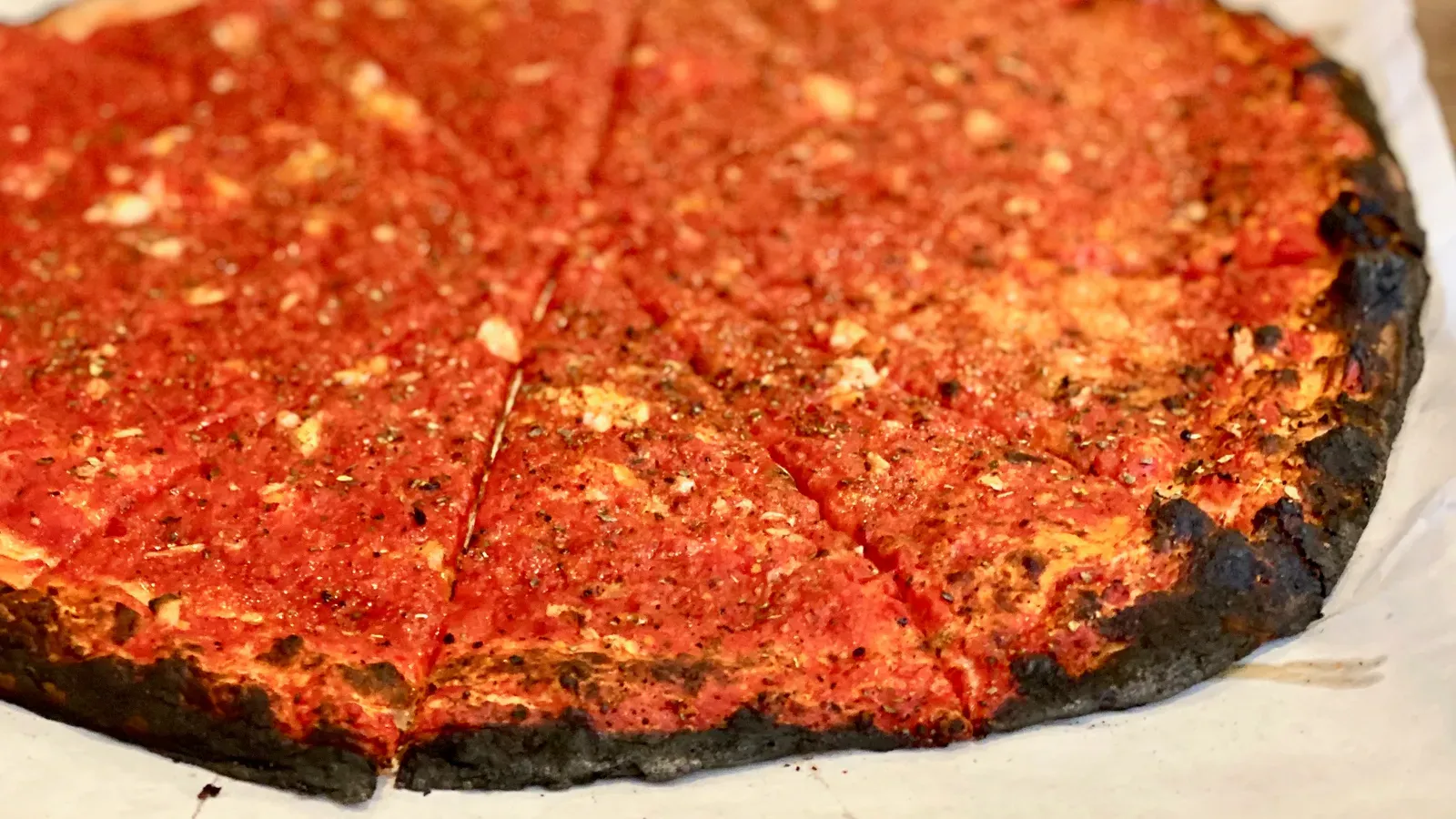 New Haven Apizza: Connecticut's Coal-Fired Secret (Image Credits: Wikimedia)