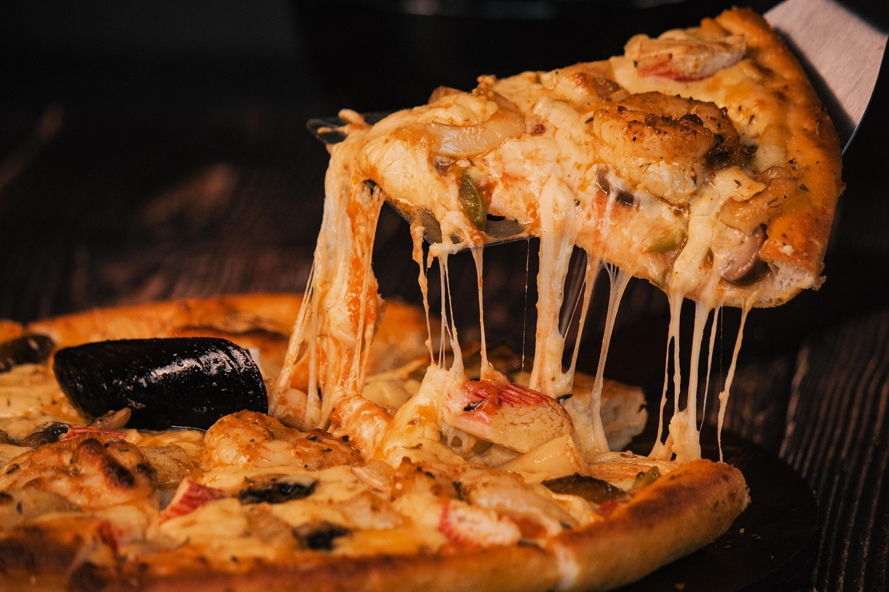 Mozzarella's Stretchy Performance (image credits: pixabay)