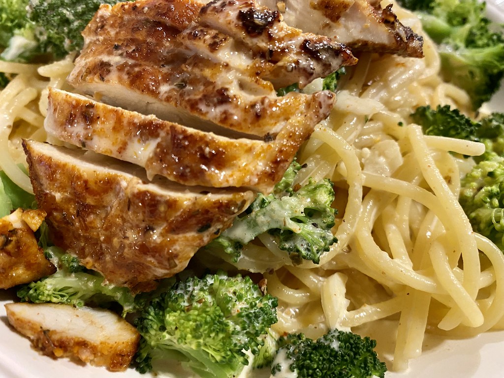 Chicken Alfredo - The Reliable Middle Ground (image credits: flickr)