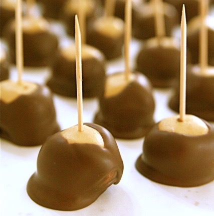 Midwest: Buckeyes – Ohio's Chocolate-Peanut Butter Perfection (Image Credits: Wikimedia)