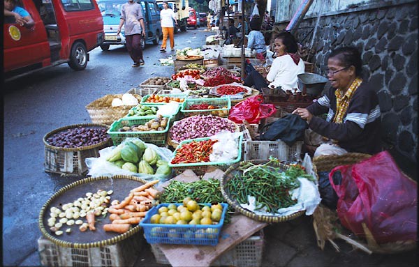 The Misting Mirage That Makes Produce Look Fresh-Picked (image credits: flickr)