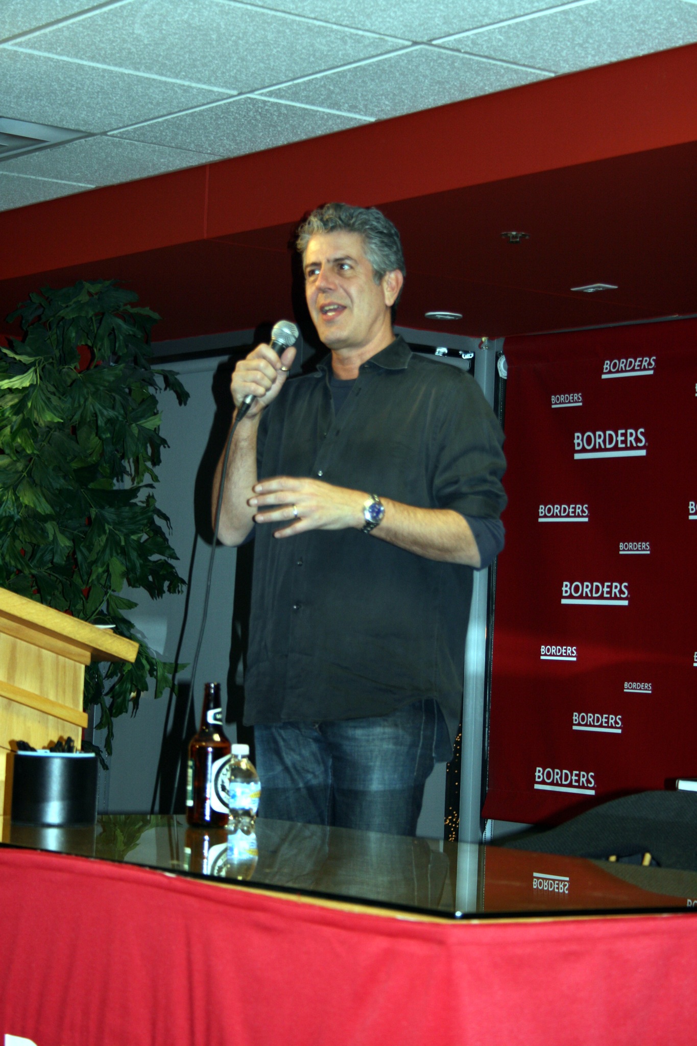 Anthony Bourdain's Legendary Takedown (image credits: wikimedia)