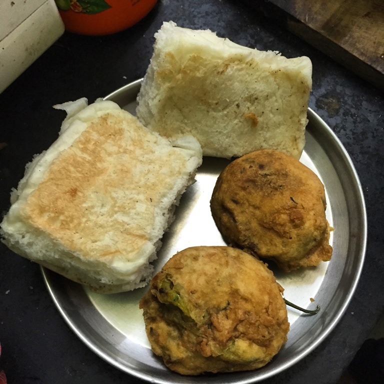 2. Vada Pav: Mumbai’s Iconic Burger Goes Global (image credits: wikimedia)