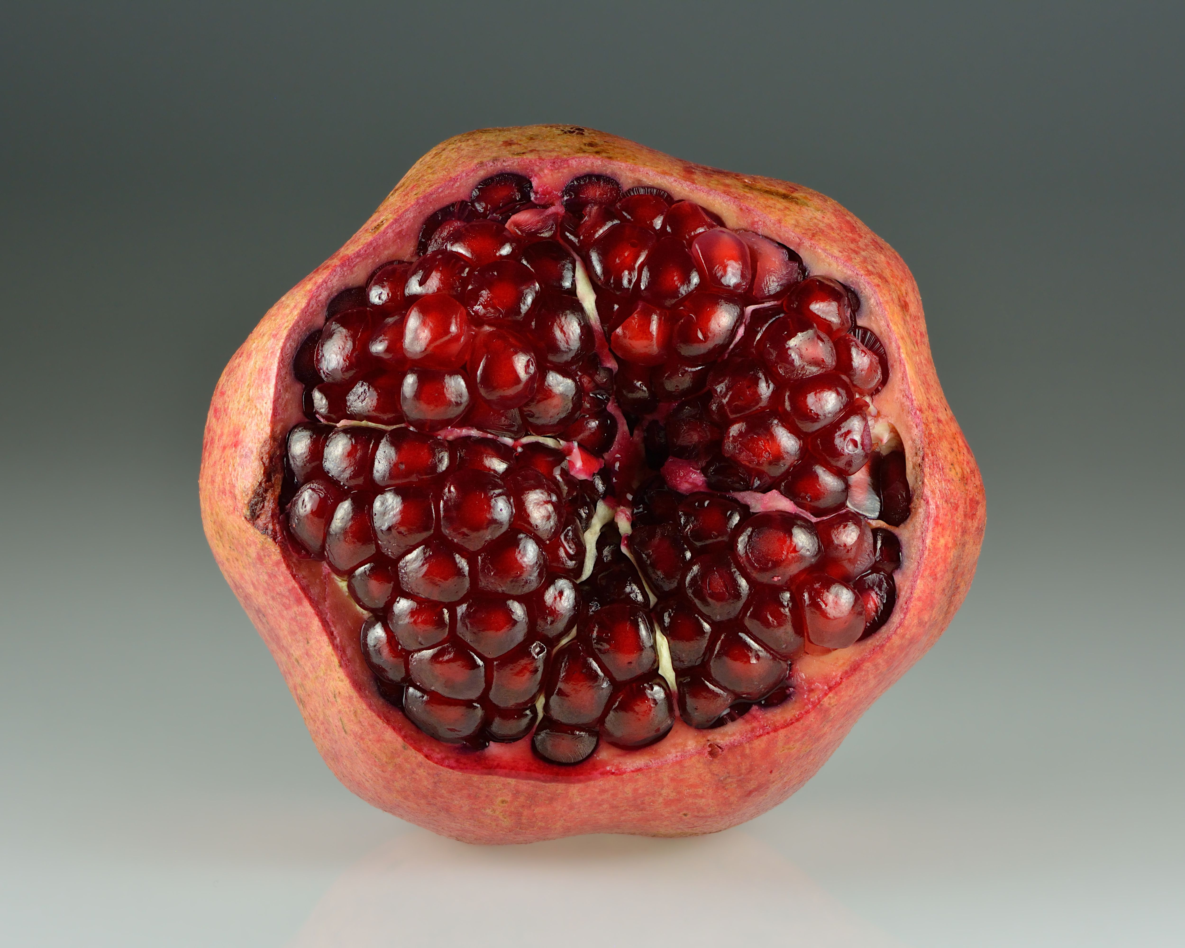 Pomegranates: Nitrates and Polyphenols for Focused Energy (image credits: wikimedia)