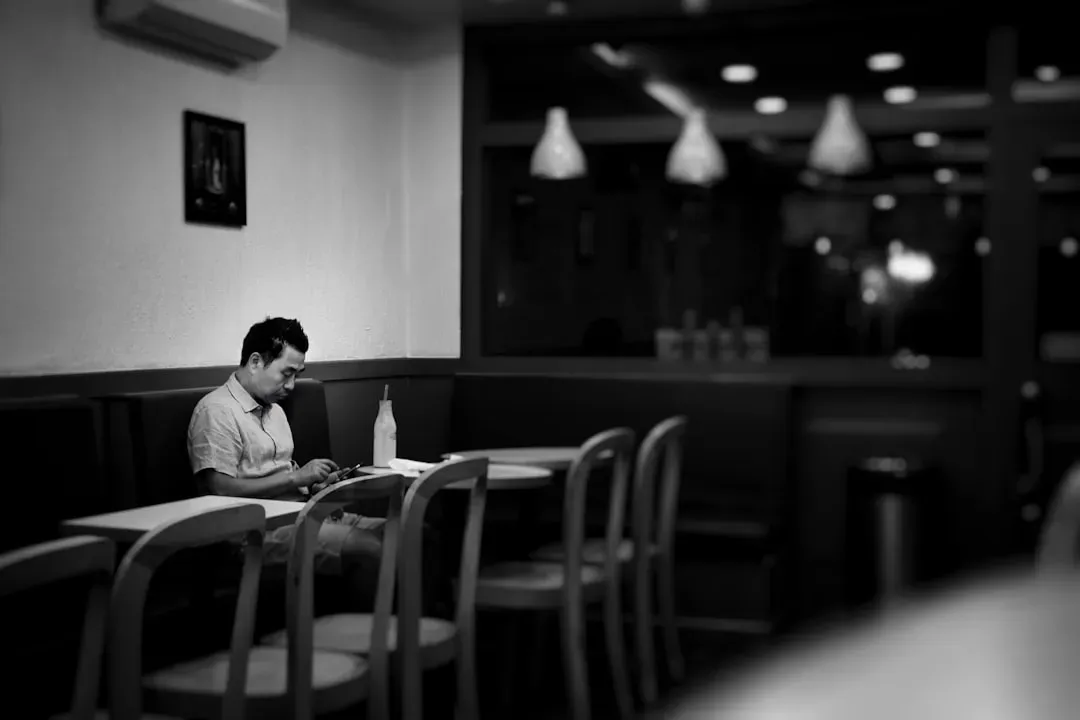Social Isolation: The Hidden Cost of Food Perfectionism (Image Credits: Unsplash)