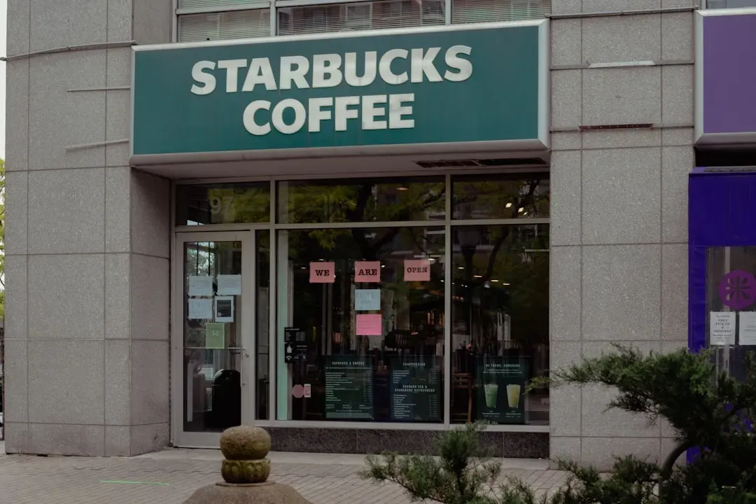 Starbucks Closes Hundreds In Efficiency Push (Image Credits: Unsplash)