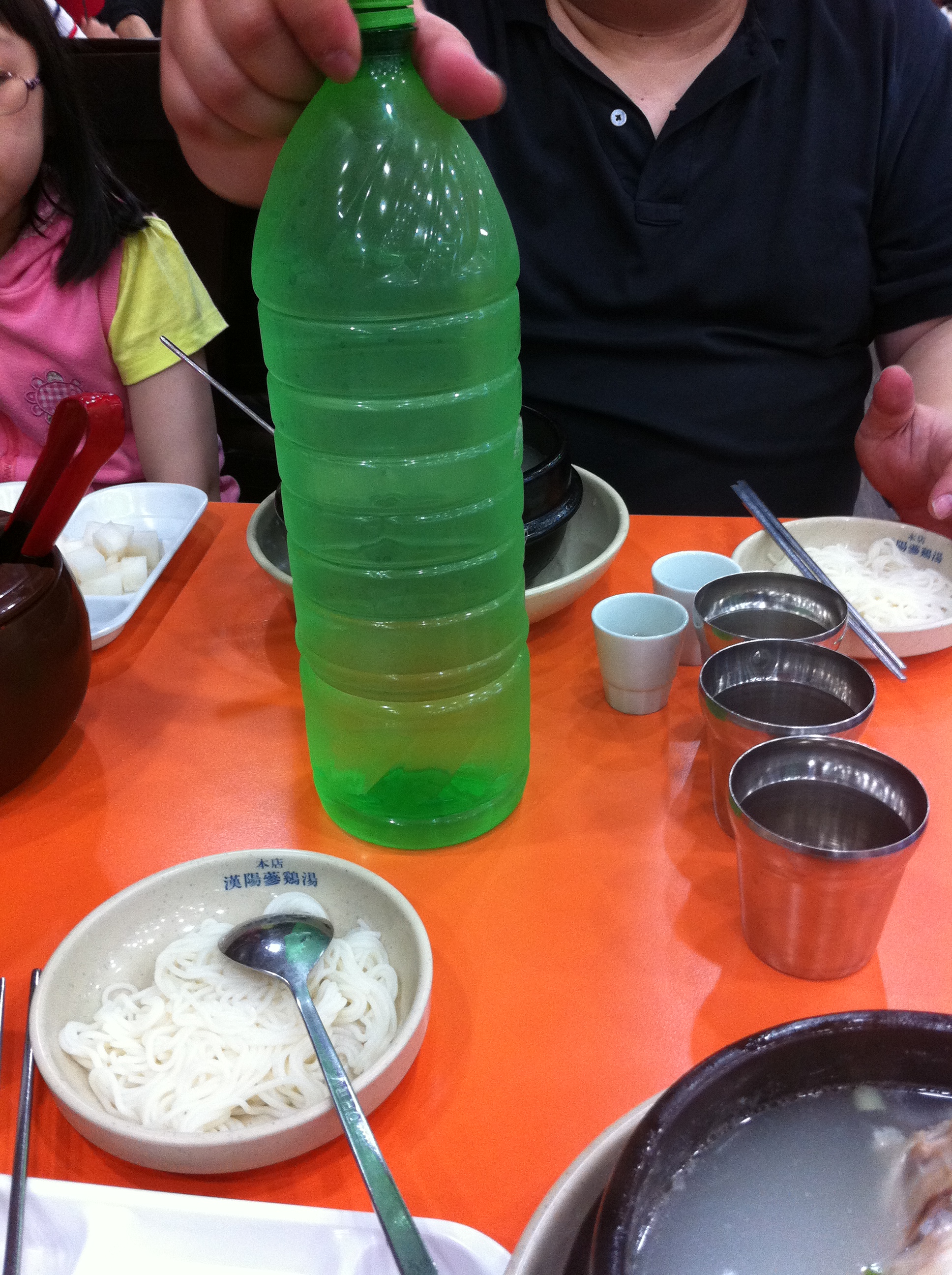 Skipping Hydration Before Meals and Overcompensating During Eating (image credits: wikimedia)