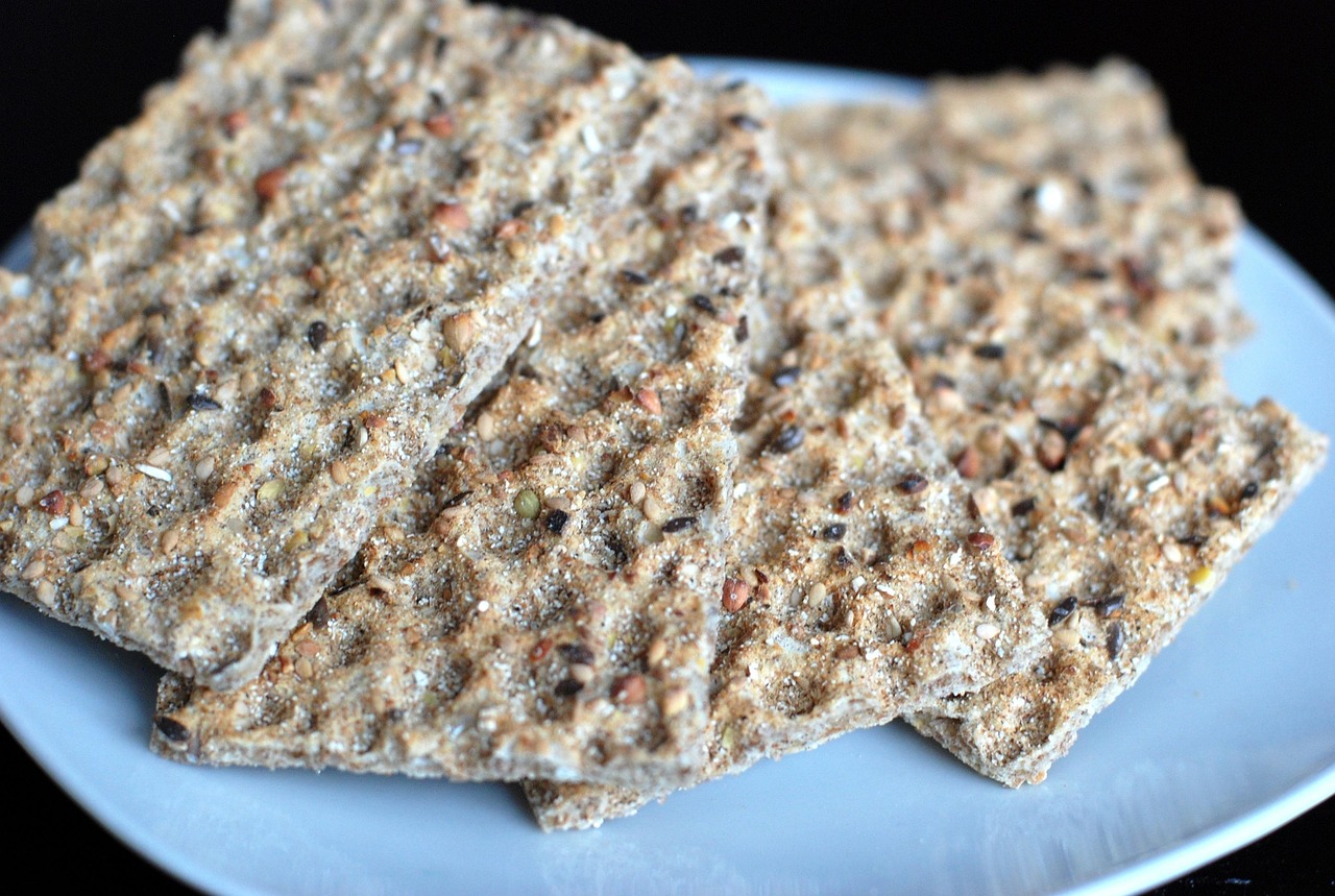 Cheese and Whole Grain Crackers (image credits: pixabay)