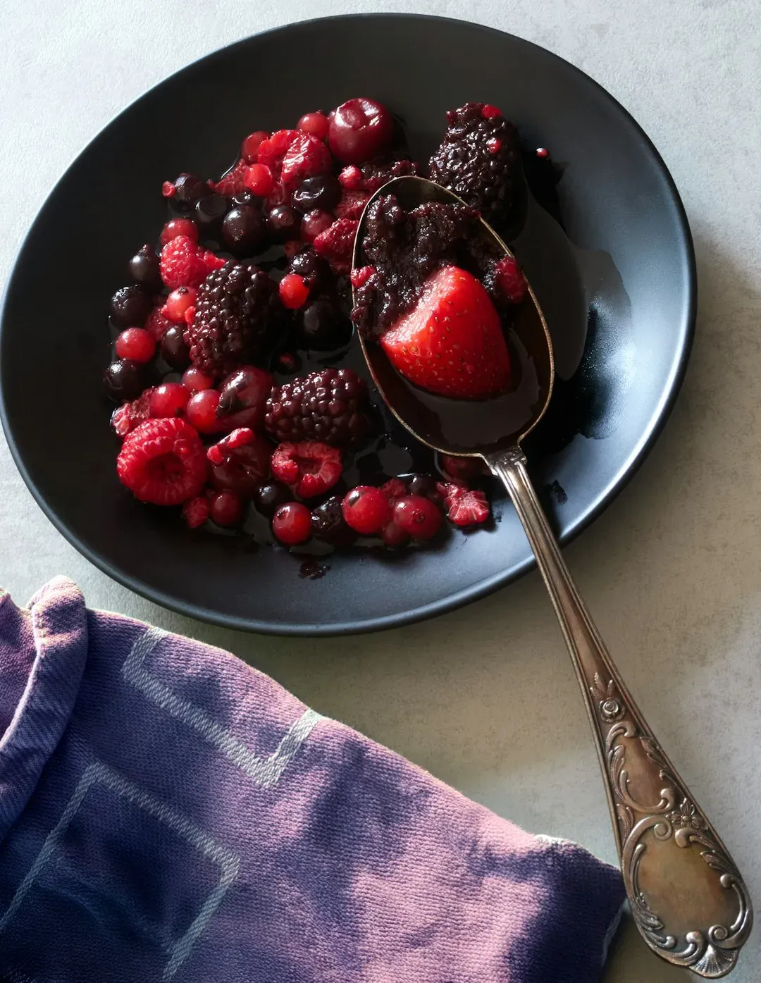 7. Polyphenol-Rich Foods: Berries, Green Tea, and Dark Chocolate (Image Credits: Unsplash)