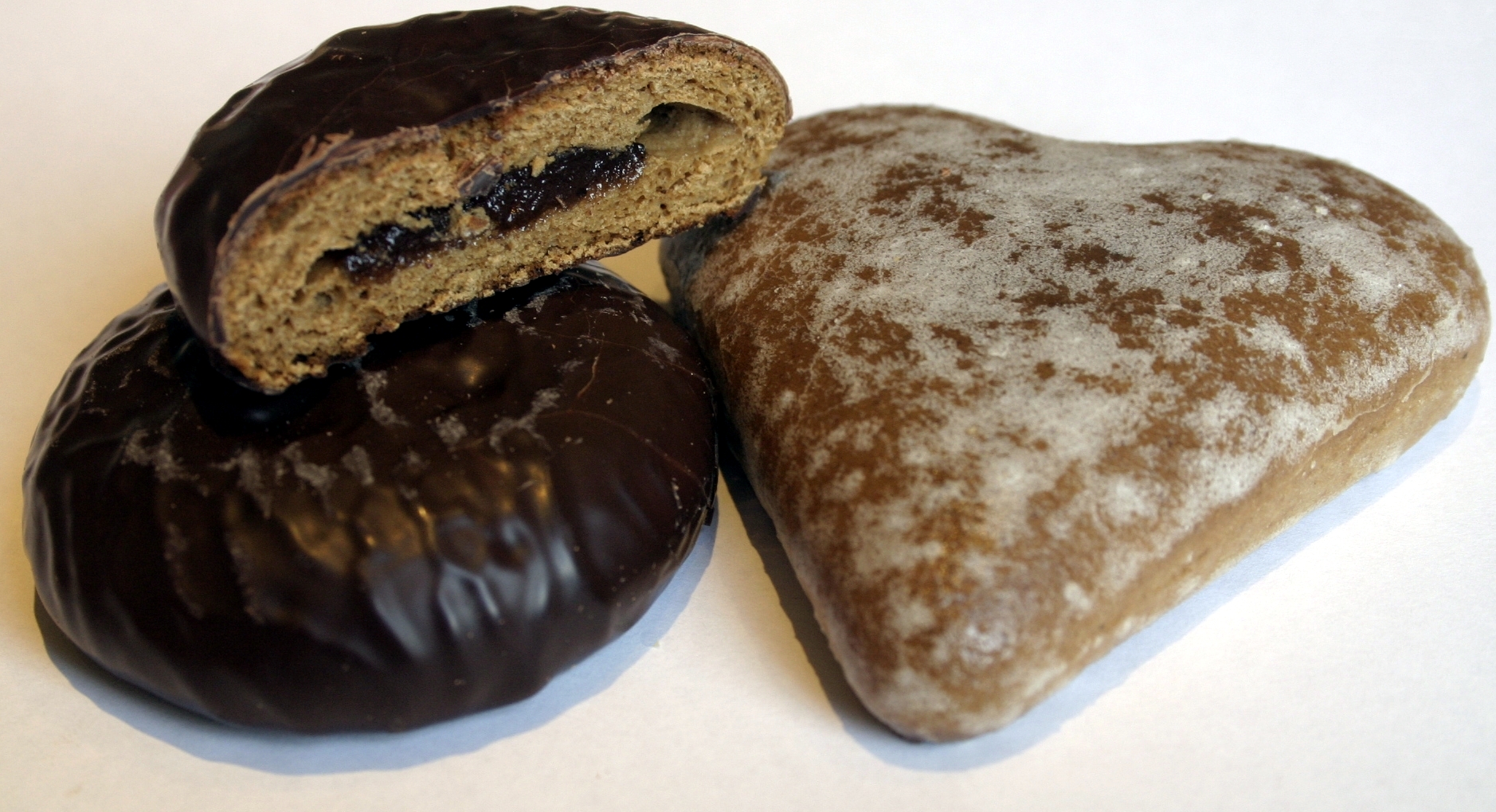 Dark Chocolate: A Sweet Treat for Your Heart (image credits: wikimedia)